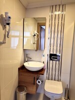 Habitación Confort, balcón, vistas al jardín | Baño | Artículos de higiene personal gratuitos, secador de pelo y toallas