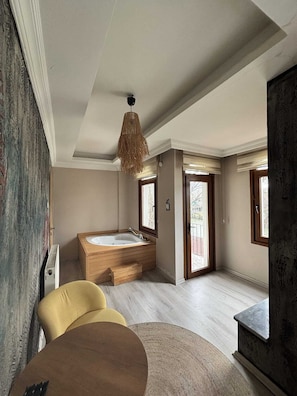 Elite Room, River View | Laptop workspace, free WiFi, bed sheets - Mell's River (Sile)