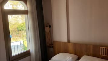 Comfort-Zimmer, Balkon, Gartenblick | Laptopgeeigneter Arbeitsplatz, kostenloses WLAN