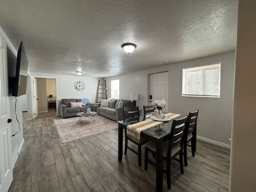 Walk to Downtown - Sleeps 6 - King Bed + Parking