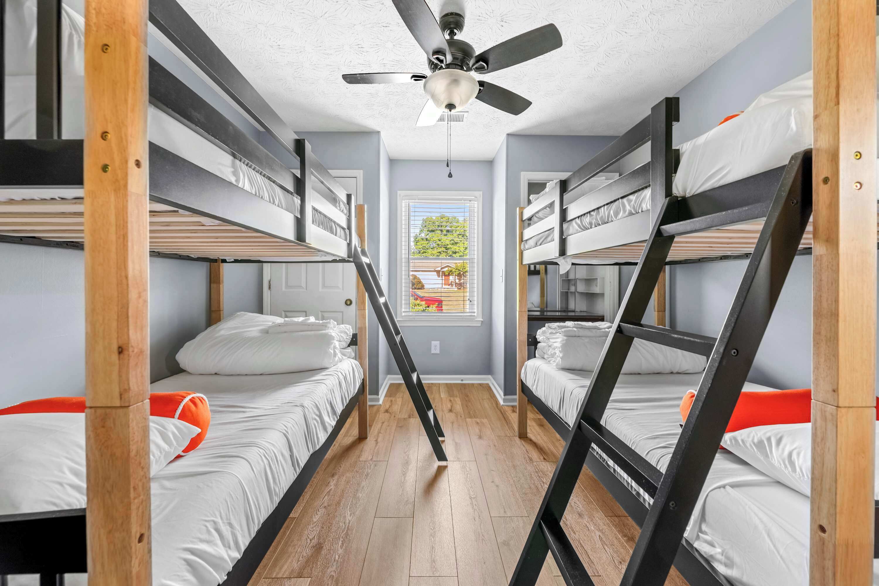 6 bedrooms, iron/ironing board, WiFi, bed sheets