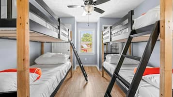 6 bedrooms, iron/ironing board, WiFi, bed sheets
