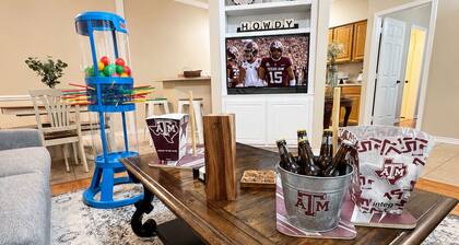 Aggie Victory Bungalow-ENTERTAINMENT built in-TWO KINGS-BUNK ROOM-Sleeps 8-10
