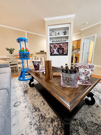 Aggie Victory Bungalow-ENTERTAINMENT built in-TWO KINGS-BUNK ROOM-Sleeps 8-10