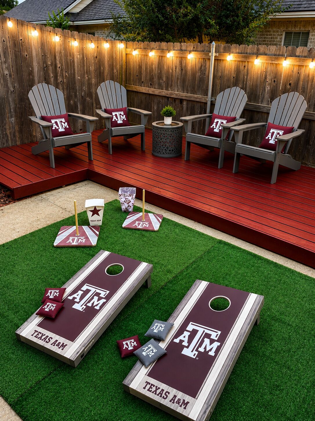 Un jardin avec une terrasse en bois, un espace salon extérieur et un mini-parcours de golf.