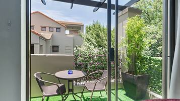 Apartamento, 2 quartos, varanda | Opções para refeição ao ar livre