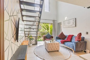 Living area - Zalari Loft B, Nature-inspired 2 Bed Loft Paulshof (Johannesburg)