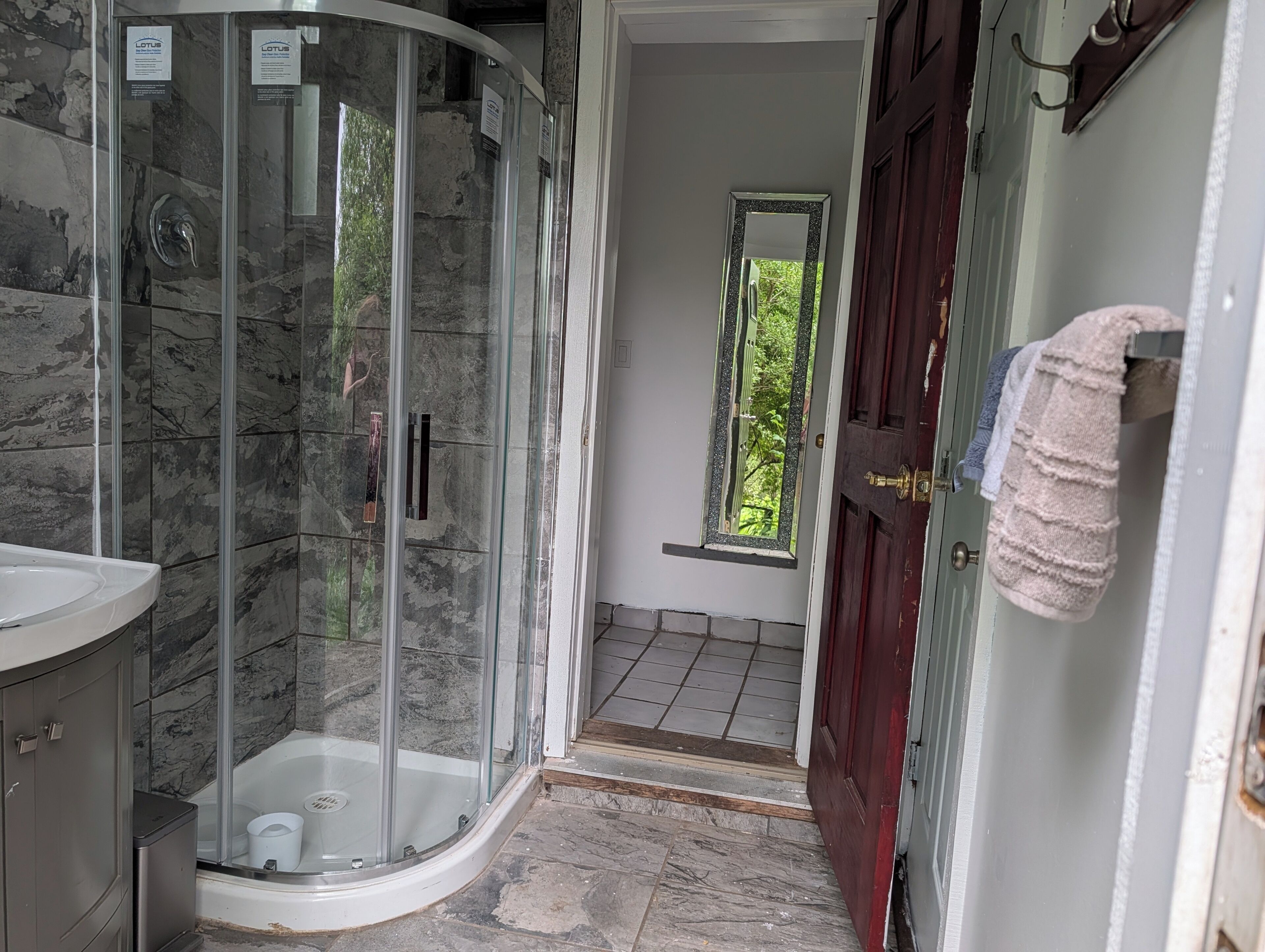 Dusche, Haartrockner, Handtücher, Seife
