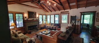 Rustic & Fully Renovated 5-bedroom Mountain Cabin in Lytle Creek.