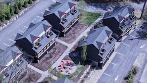 Et boligområde med flere toetagers huse, hvert med en altan og indkørsel.