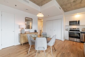 Dining - Elegant Montréal Retreat | Free Parking (Montréal)