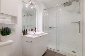 Hair dryer, towels - Elegant Montréal Retreat | Free Parking (Montréal)