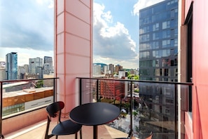 Outdoor dining - Elegant Montréal Retreat | Free Parking (Montréal)