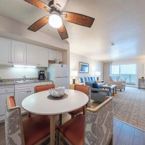 Interior - Adorable 1-bedroom condo in welcoming Oceanside near the beach (Oceanside)