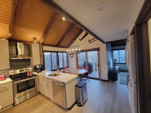 Cozy 2-bedroom house in Galena Territory with Loft, Deck, and Grill.