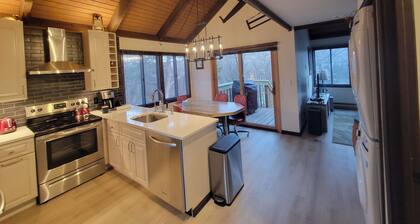 Cozy 2-bedroom house in Galena Territory with Loft, Deck, and Grill.
