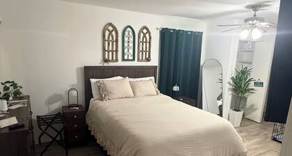 3-bedroom Lakefront Barndominium - 12 minutes to downtown Granbury with AC