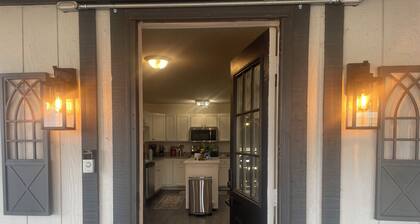 3-bedroom Lakefront Barndominium - 12 minutes to downtown Granbury with AC