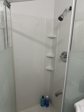 Standard-Doppelzimmer | Badezimmer
