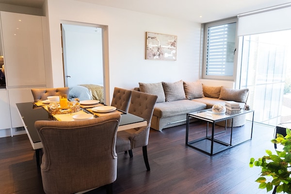 Cosy Colliers Wood Apartment With 2 Bedrooms - London