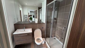 Baignoire et douche séparées, baignoire relaxante profonde