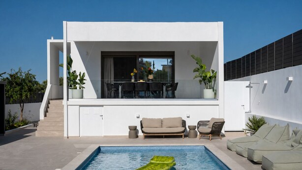 Ein moderner Außenbereich mit Pool, Sitzgelegenheiten und Essbereich.