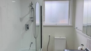 Une salle de bain avec une baignoire, des toilettes et un lavabo.