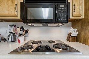 Een koelkast, een microgolfoven, een oven, een kookplaat