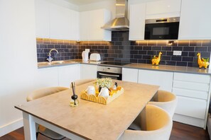 Fridge, microwave, oven, dishwasher - City Oasismodern London Apartment (London)