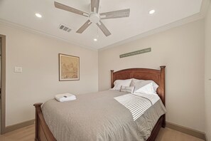 3 bedrooms, iron/ironing board, WiFi, bed sheets