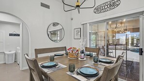 Dining - Newly Remodeled Oasis.  Pool, Spa & BBQ Near London Bridge  Sleeps 8 (Lake Havasu City)