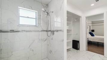 Douche, séchoir à cheveux, serviettes fournies, savon