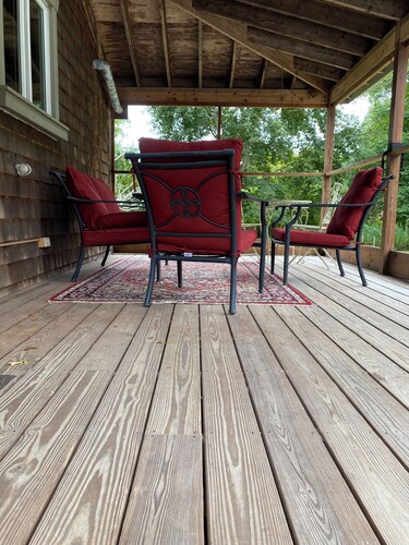 Quaint 2-bedroom house in South Dartmouth historic area perfect for summer stay