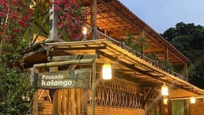 Un edificio de madera con un letrero que dice 'Pousada Kaiango'.