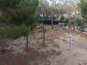 Ein Spielplatz mit Klettergerüsten und einer Rutsche.