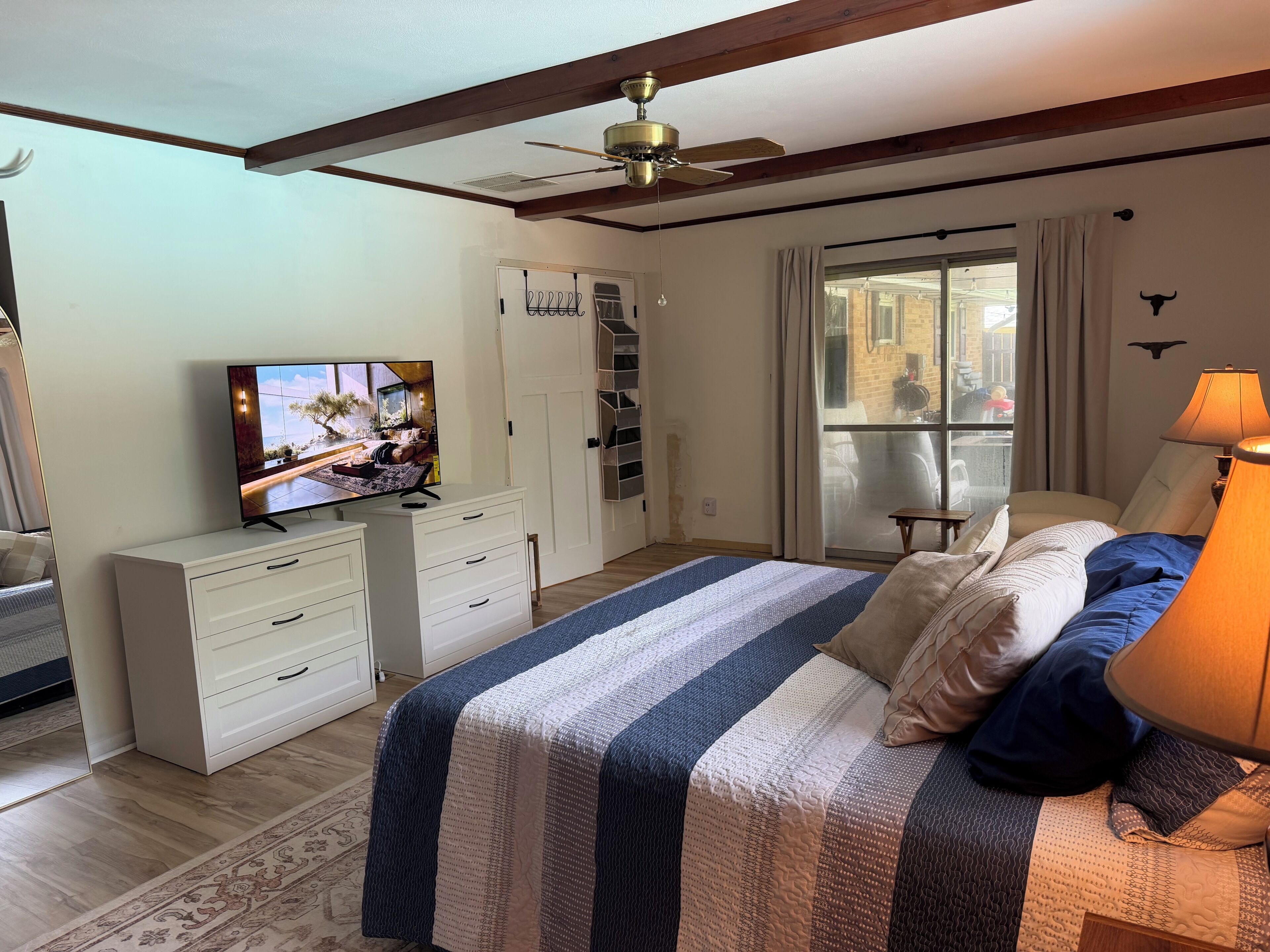 4 bedrooms, desk, WiFi (free), bed sheets