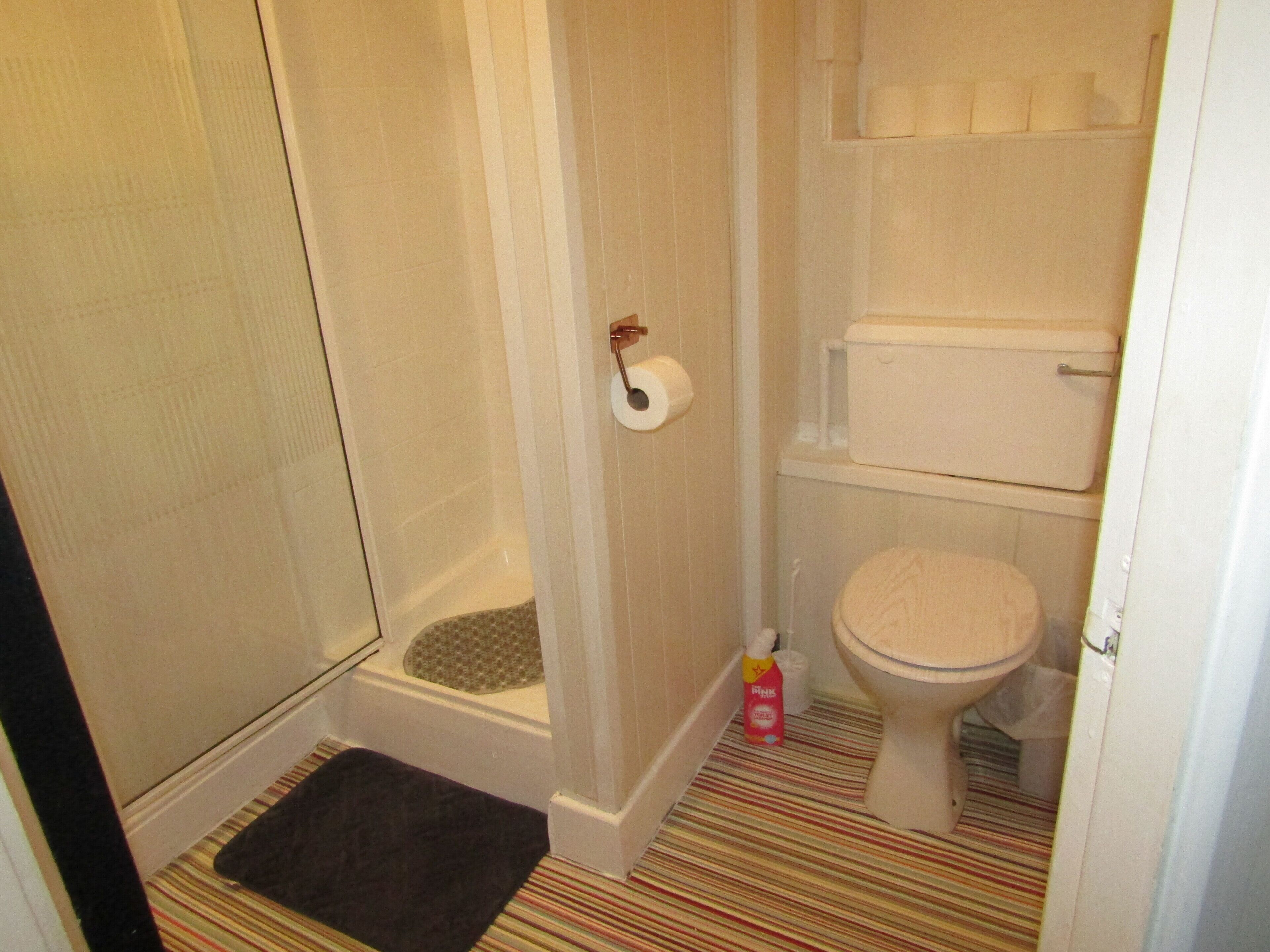 Chambre Triple | Salle de bain | Douche, articles de toilette gratuits, serviettes fournies, savon