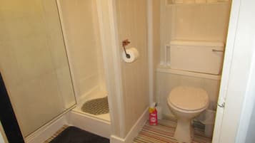 Chambre Triple | Salle de bain | Douche, articles de toilette gratuits, serviettes fournies, savon