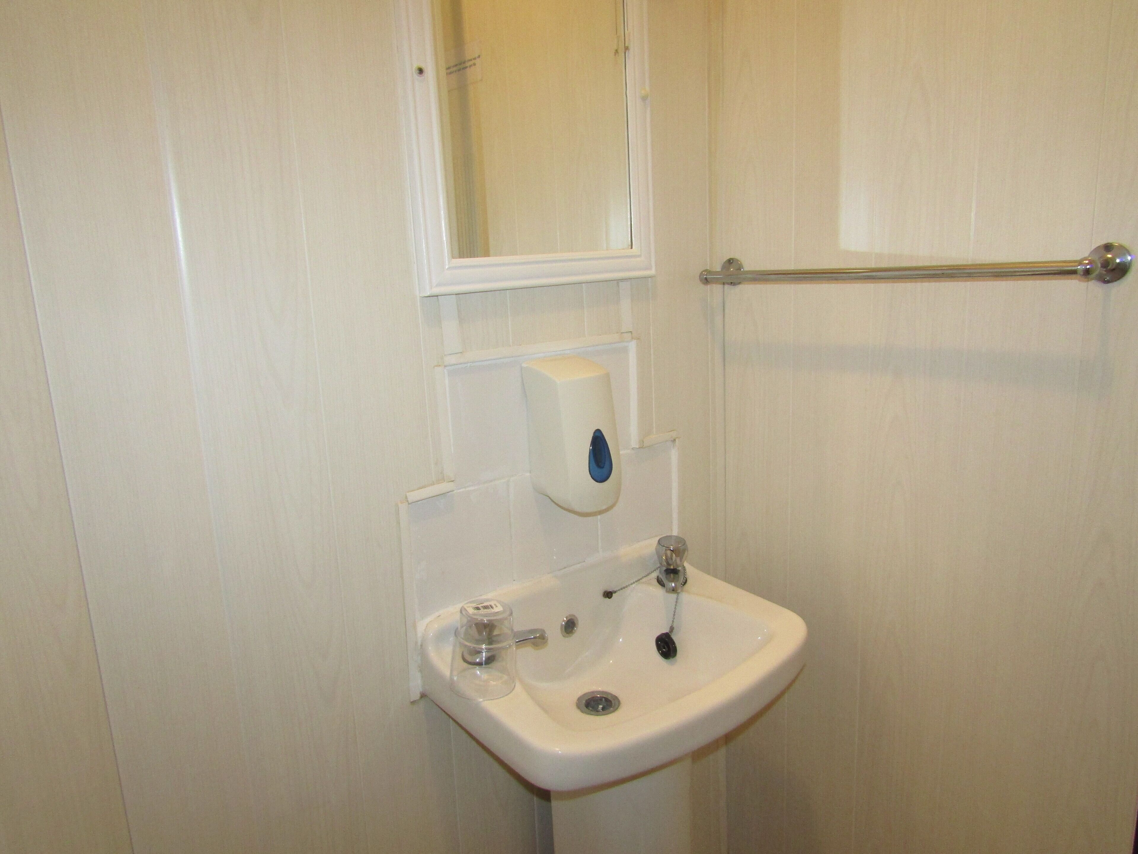Habitación triple básica | Baño | Ducha, artículos de higiene personal gratuitos, toallas y jabón