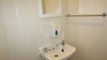 Habitación triple básica | Baño | Ducha, artículos de higiene personal gratuitos, toallas y jabón