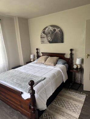 Room - 3-bedroom farmhouse in tranquil Bedford with cozy charm (Bedford)