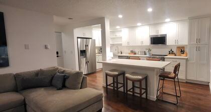 Cozy 2-bedroom condo in tranquil Kirkland with workspace