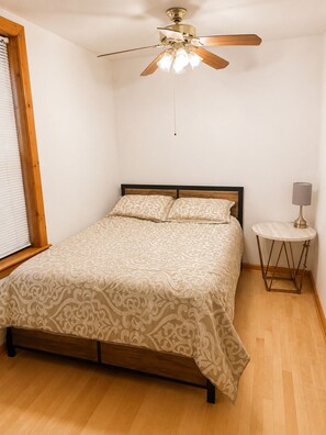 1 habitación, tabla de planchar con plancha, wifi y ropa de cama