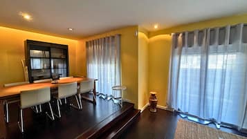 Deluxe Chalet, Garden View | Dining