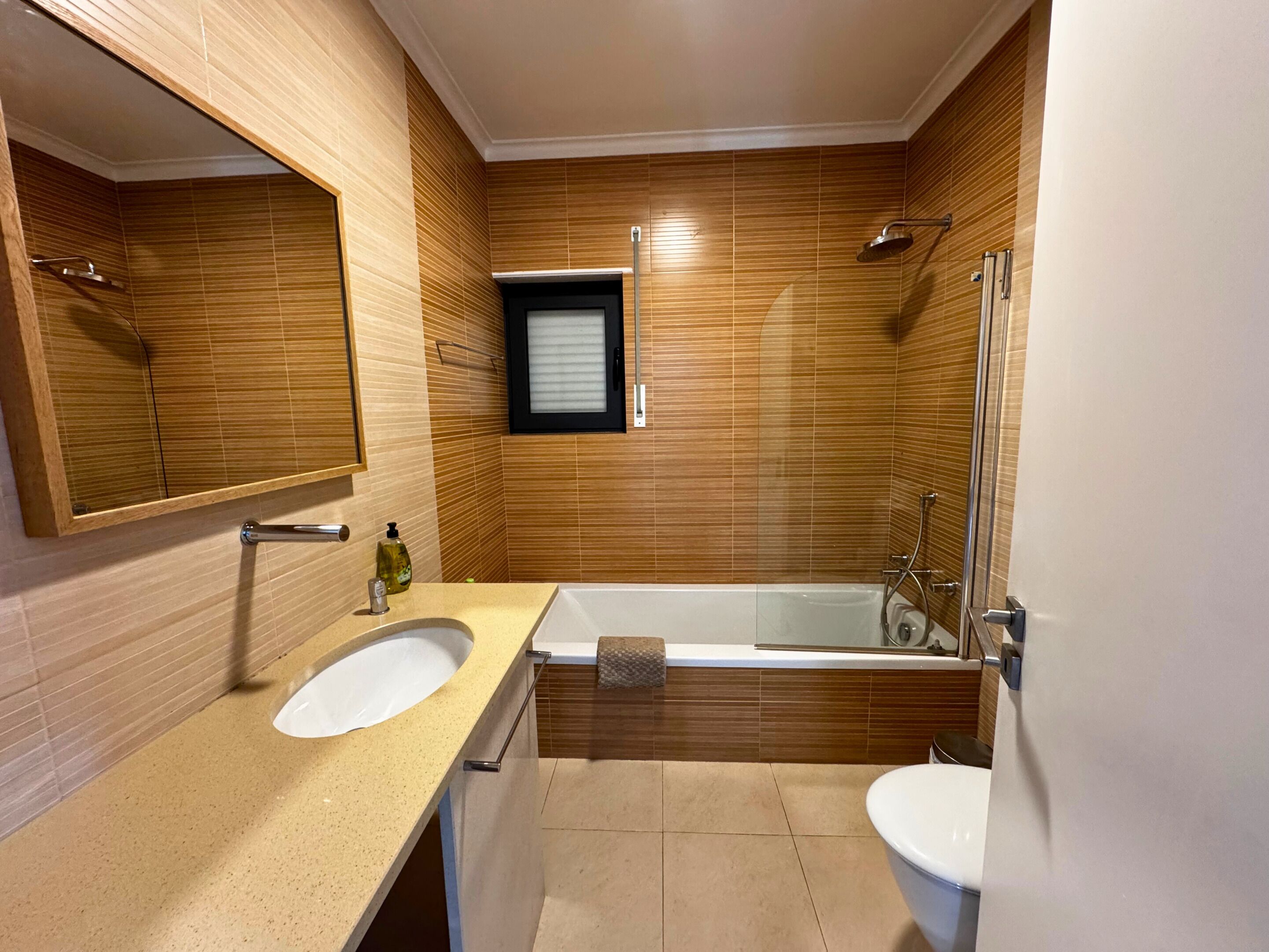 Chalet Deluks, pemandangan kebun | Kamar mandi | Bathtub, pengering rambut, handuk, dan sabun