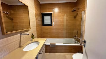Chalet Deluks, pemandangan kebun | Kamar mandi | Bathtub, pengering rambut, handuk, dan sabun