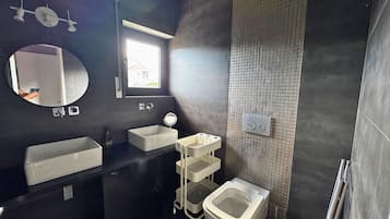 Deluxe Chalet, Garden View | Bathroom | Bathtub, hair dryer, towels, soap
