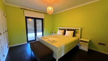 Deluxe Chalet, Garden View | Desk, laptop workspace, blackout drapes, soundproofing