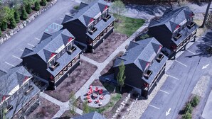 Uma área residencial com várias casas de dois andares, cada uma com varanda e entrada para carros.