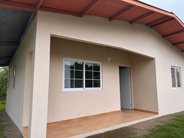 A single-story building with a flat roof, a front door, and a large window. - la casa de Matias (Volcán)